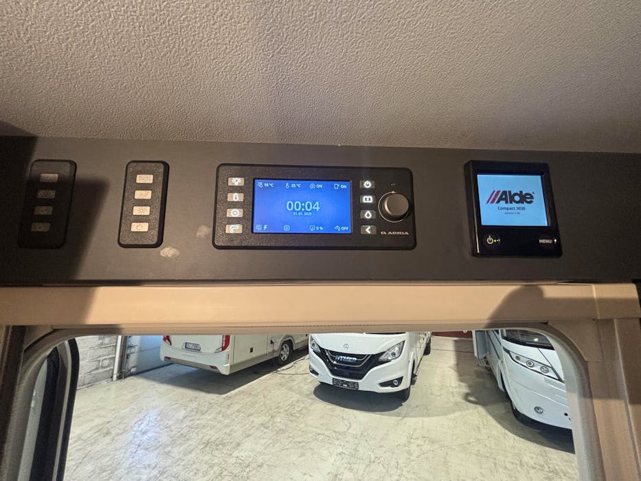 Adria Alpina 663 UK#19