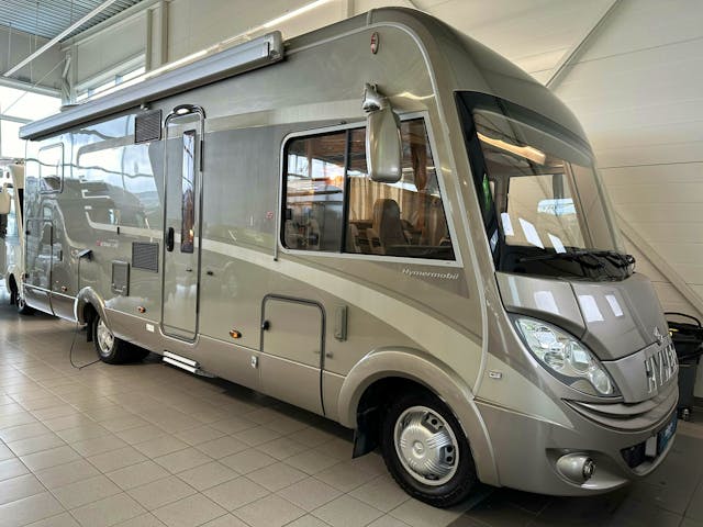 Hymer B 690 StarLine Mercedes Benz Bakhjulsdrift Automat 190HK Godt utstyrt!