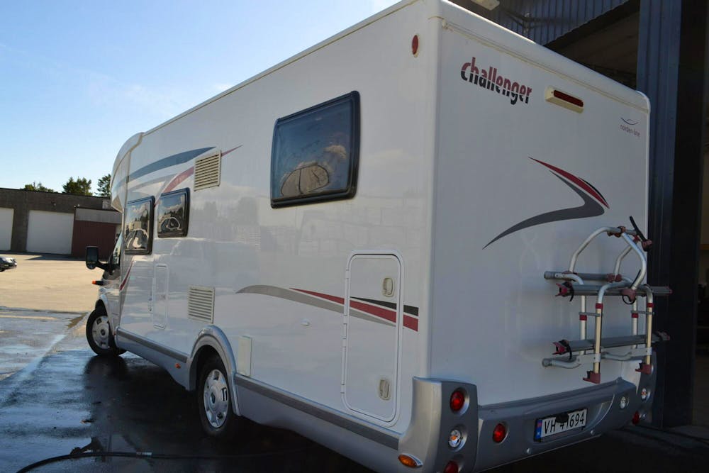Challenger Genesis 54 M12 Sunroof#1