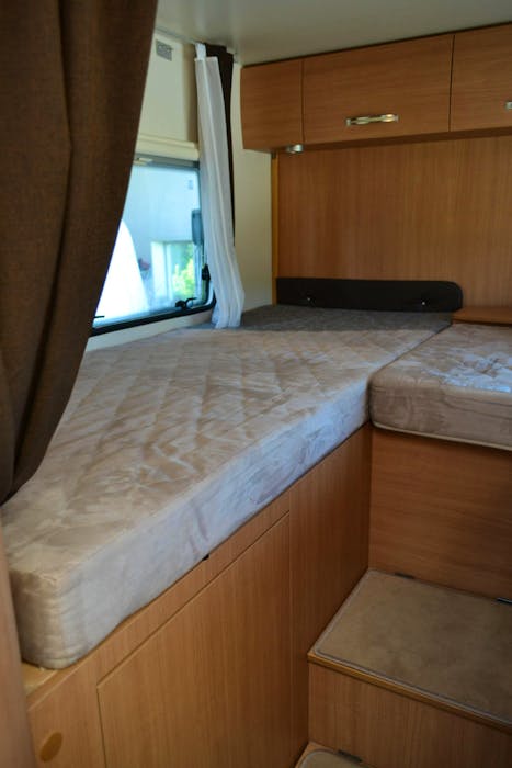 Challenger Genesis 54 M12 Sunroof#21